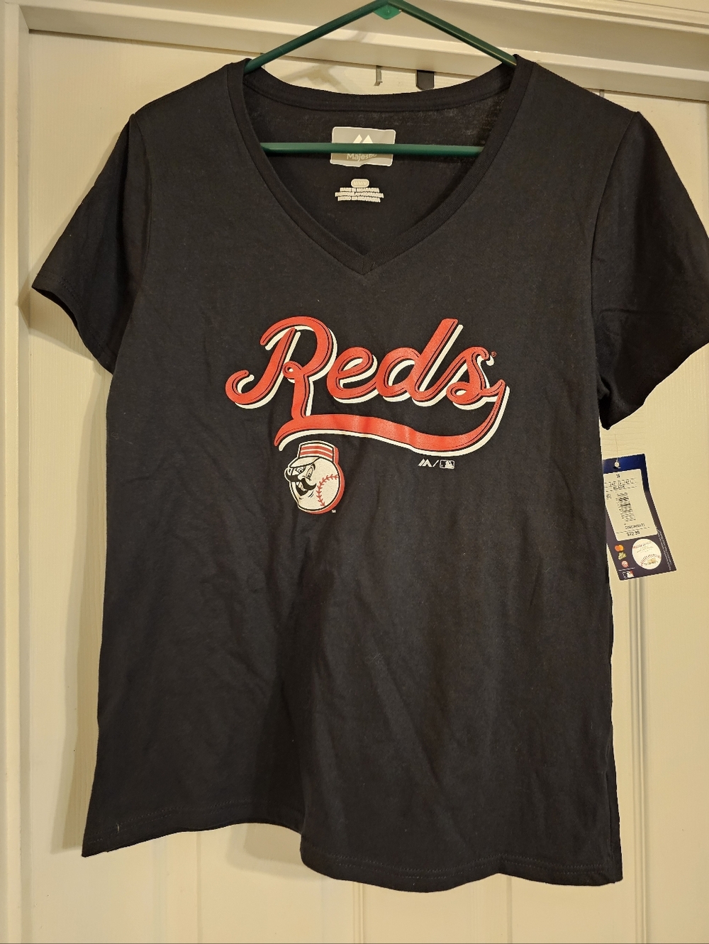 NWT Cincinnati Reds V-neck T-shirt. Size:M.